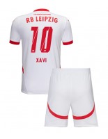 Otroške Nogometnih dresov RB Leipzig Xavi Simons #10 Domači 2024-25 Kratki rokavi (+ hlače)